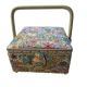 Tissu imprimé, anse façon osier, tiroir de rangement en plastique, coussin pique-aiguilles et pochettes à fronces sous le couver